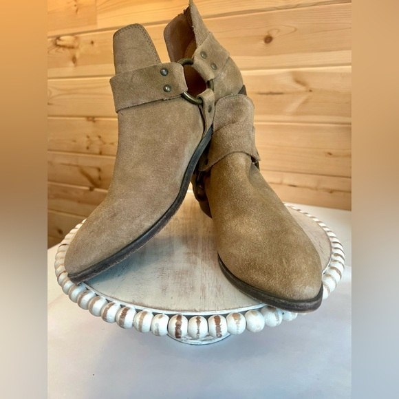 ‼️SOLD‼️ Frye Suede Leather Back-Zip Women’s Ankle Boots Ray Harness Size 10 - Picture 9 of 9